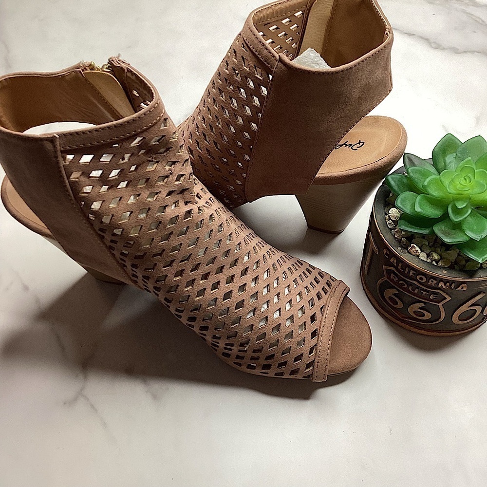 QUPID CHAMBER 24 SIZE 9‎ TAN HEELS SHOES PUPEEP TOE PERFORATED BOOTIE BOOTS